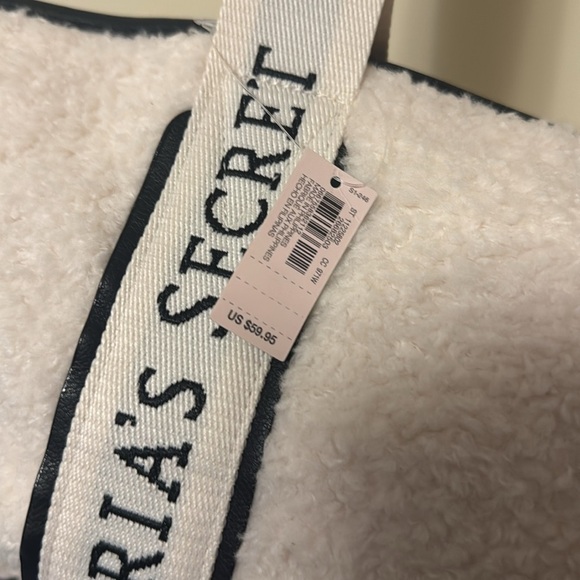 Victoria’s Secret overnight bag with Sherpa fur and black faux leather, new - Picture 3 of 10